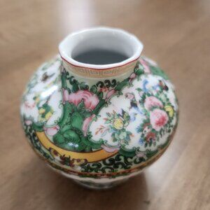 Williams Sonoma Famille Rose Bud Vase